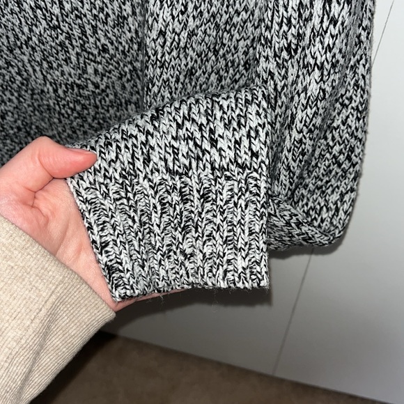 H&M DIVIDED WOMEN’S BLACK WHITE GRAY KNIT SWEATER SIZE MEDIUM - Picture 5 of 6
